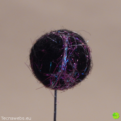 bola de lana negra afieltrada