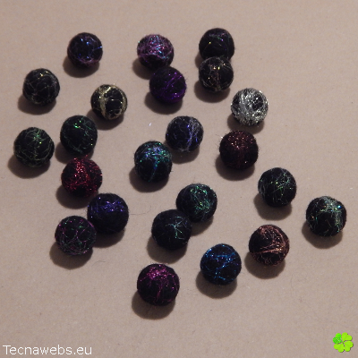 bolas de lana negra afieltrada