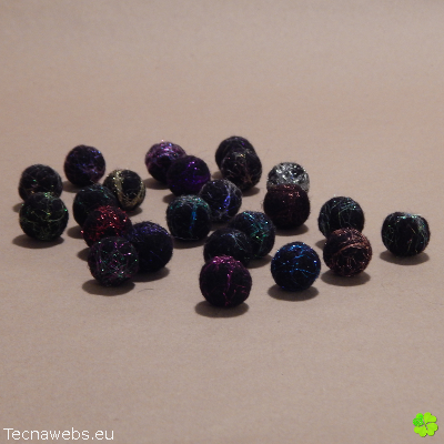 bolas de lana negra afieltrada