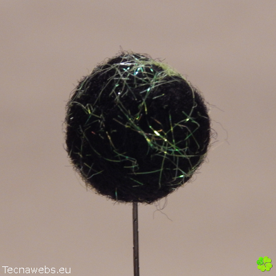 bola de lana negra afieltrada
