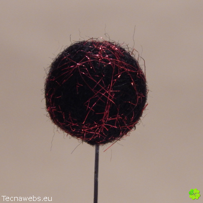 bola de lana negra afieltrada