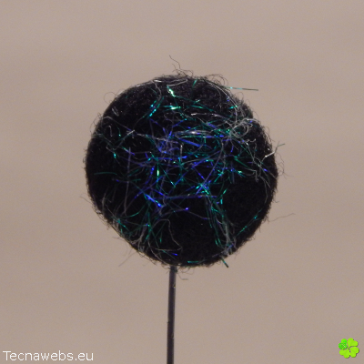 bola de lana negra afieltrada