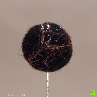 bola de lana negra afieltrada