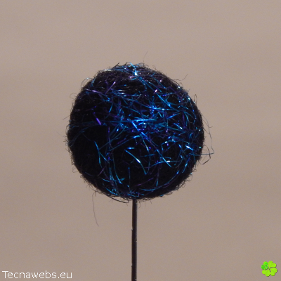 bola de lana negra afieltrada