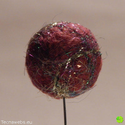 bolas de lana rojo ladrillo afieltrada