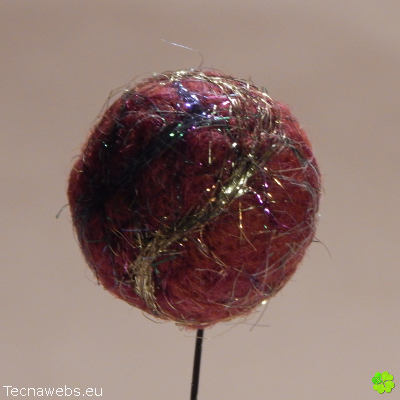 bolas de lana rojo ladrillo afieltrada