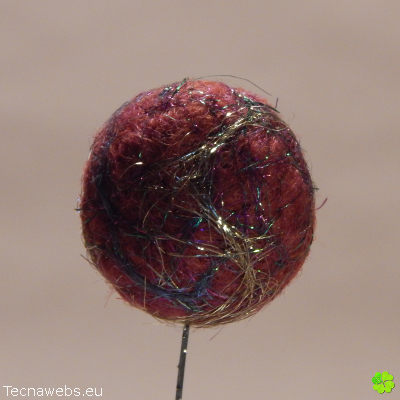 bolas de lana rojo ladrillo afieltrada