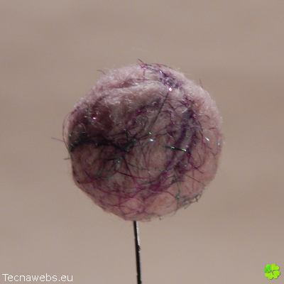 bolas de lana rosa afieltrada