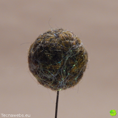 bolas de lana verde aceituna afieltrada