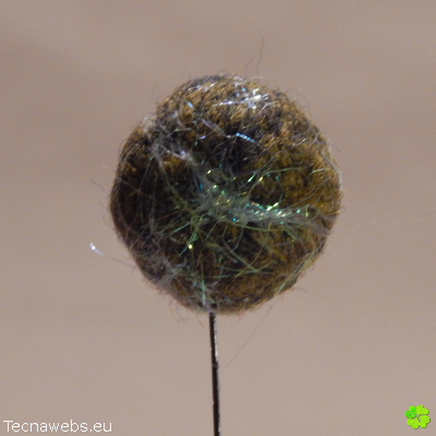 bolas de lana verde aceituna afieltrada