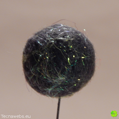 bolas de lana verde oscuro afieltrada