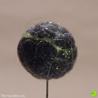 bolas de lana verde oscuro afieltrada