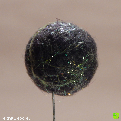 bolas de lana verde oscuro afieltrada