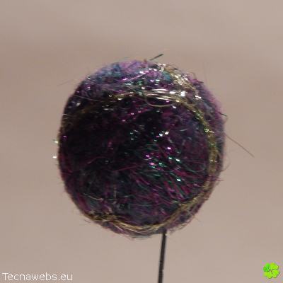 bolas de lana verde y magenta afieltrada