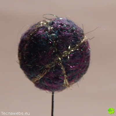 bolas de lana verde y magenta afieltrada