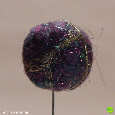bolas de lana verde y magenta afieltrada