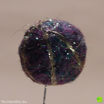 bolas de lana verde y magenta afieltrada
