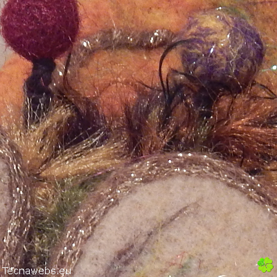 detalle broche flor grande de lana afieltrada