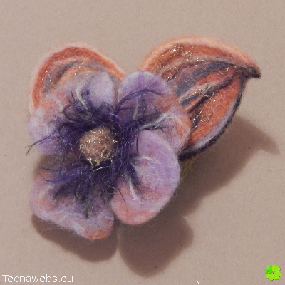 broche flor malva de lana afieltrada