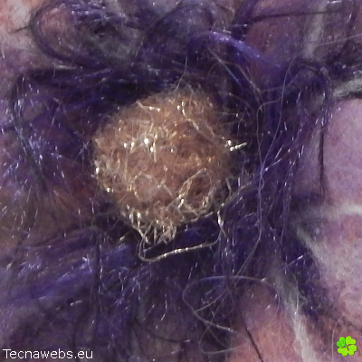detalle broche flor malva de lana afieltrada