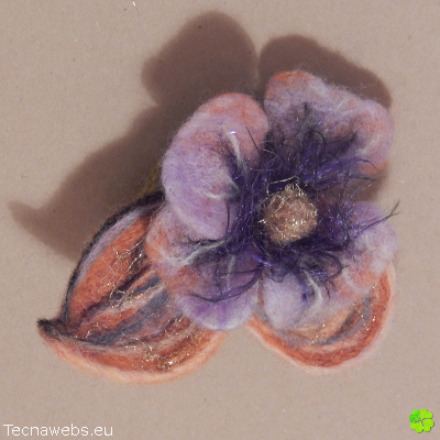 broche flor malva de lana afieltrada