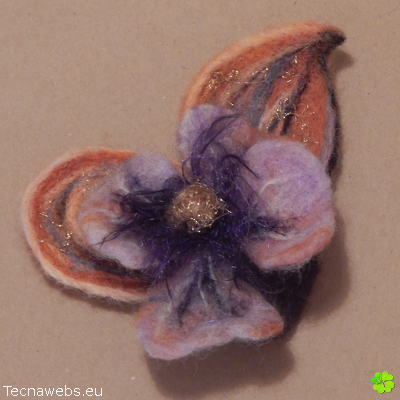 broche flor malva de lana afieltrada