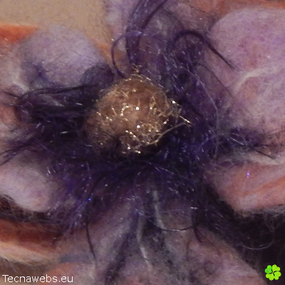 detalle broche flor malva de lana afieltrada