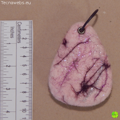 colgante ovalo rosa de lana afieltrada con referencias