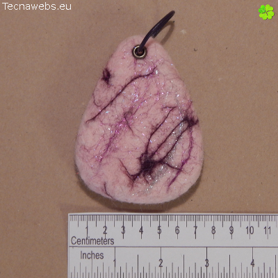 colgante ovalo rosa de lana afieltrada con referencias