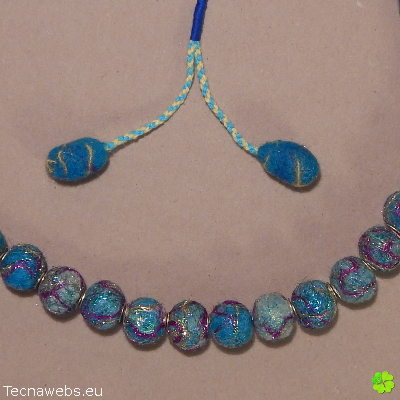 detalle collar azul caribe de lana afieltrada