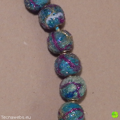 detalle collar azul caribe de lana afieltrada