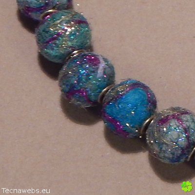 detalle collar azul caribe de lana afieltrada
