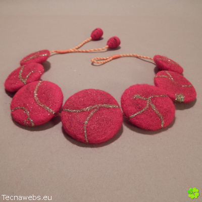 collar botones kintsugi de lana afieltrada