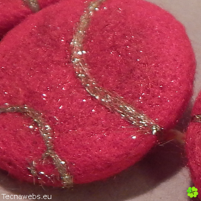 detalle collar botones kintsugi de lana afieltrada