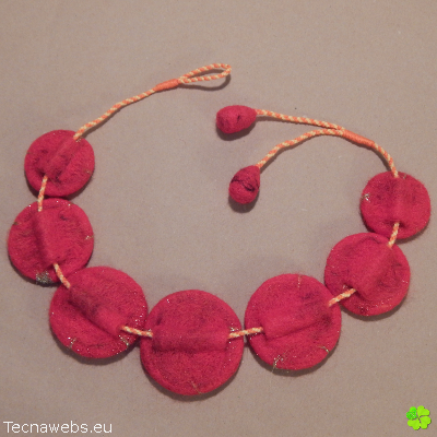 parte trasera collar botones kintsugi de lana afieltrada con referencias