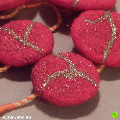detalle collar botones kintsugi de lana afieltrada