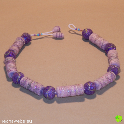 collar con cilindros y bolas de lana afieltrada con referencia
