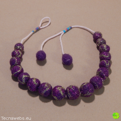 collar escala purpura de lana afieltrada