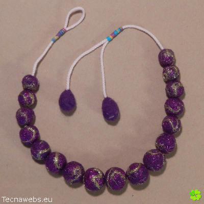 collar escala purpura de lana afieltrada