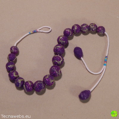 collar escala purpura de lana afieltrada