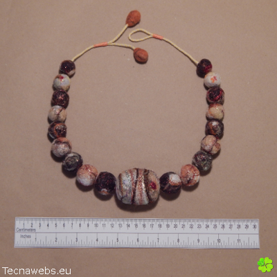 referencia collar por jupiter de lana afieltrada