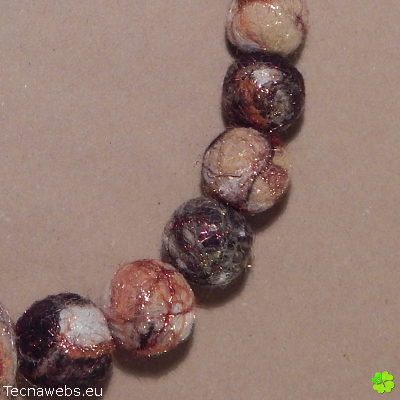 detalle collar por jupiter de lana afieltrada