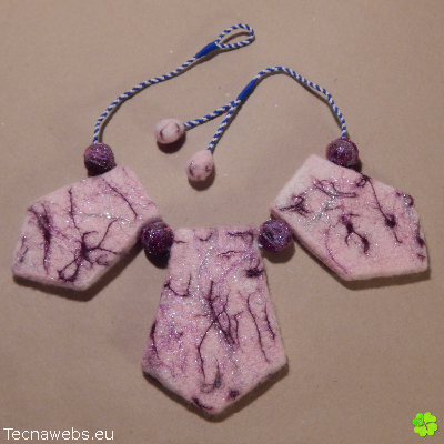 collar penta rosa de lana afieltrada