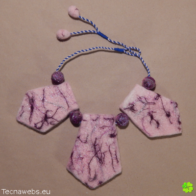 collar penta rosa de lana afieltrada con referencias
