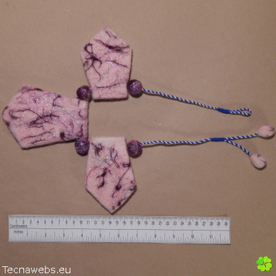 collar penta rosa de lana afieltrada con referencias