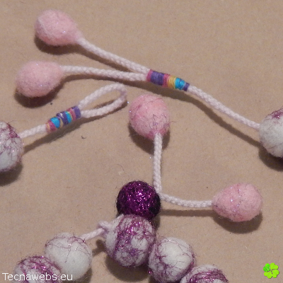 detalle broches collar y pulsera perlados