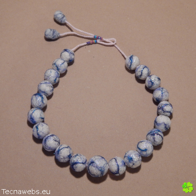collar perlado de lana afieltrada con vetas azules