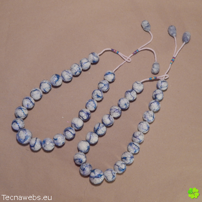 collar perlado de lana afieltrada con vetas azules