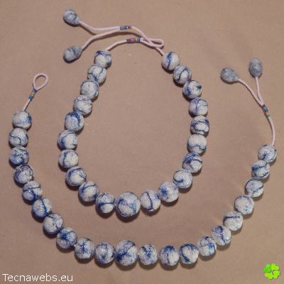 collar perlado de lana afieltrada con vetas azules