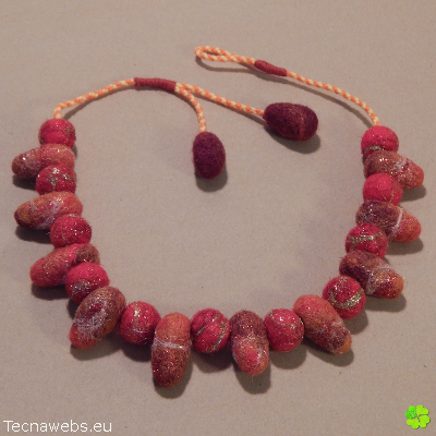 collar rojo ardiente de lana afieltrada